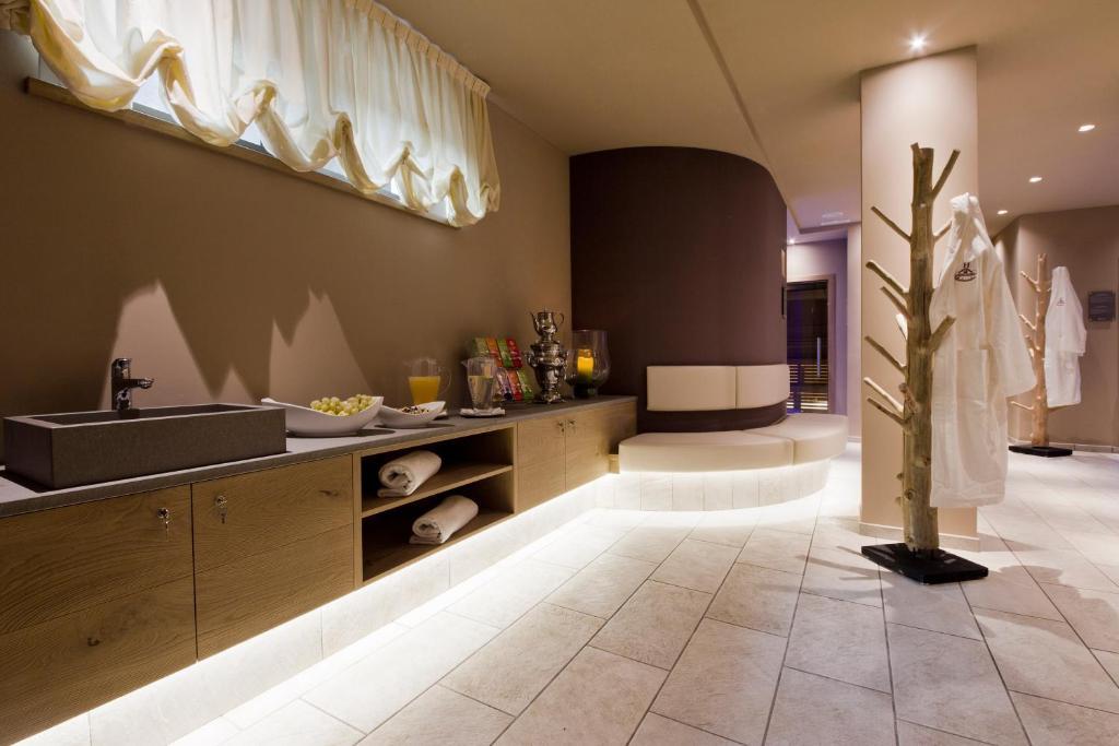 Hotel Ambassador Levico Terme Exterior photo