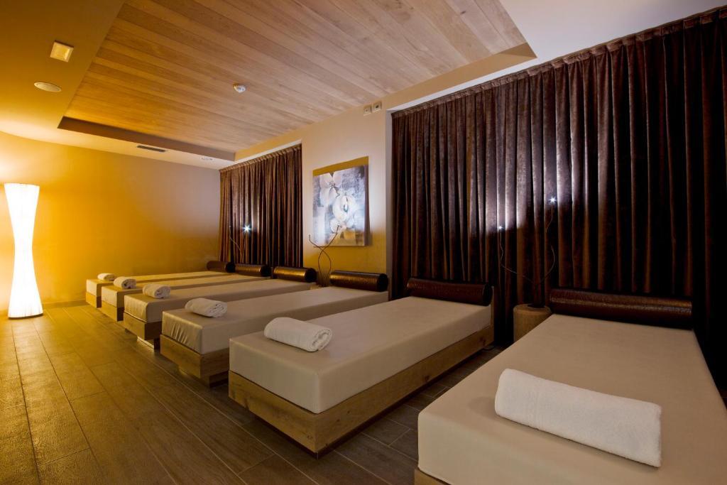 Hotel Ambassador Levico Terme Exterior photo